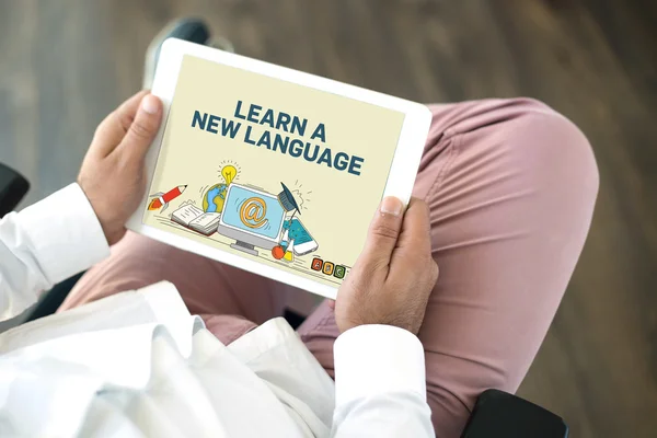 Mannelijke handen met laptop — Stockfoto