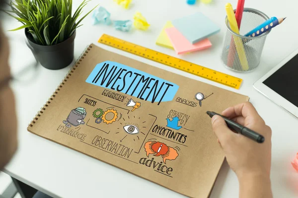 Mann zeichnet Investitionstext — Stockfoto
