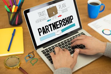 Ortaklık kelime üstünde perde 