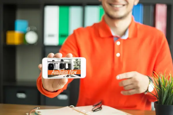 Hombre sosteniendo teléfono inteligente en la mano — Foto de Stock