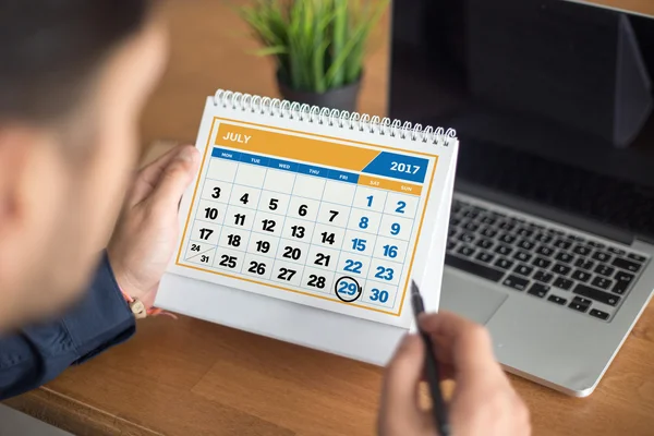 Segnare sul calendario alla data — Foto Stock