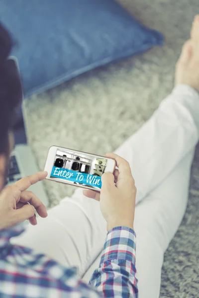 Mãos masculinas segurando smartphone — Fotografia de Stock