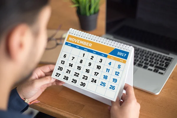 Comprobación de citas de hombre de negocios en el calendario 2017 — Foto de Stock