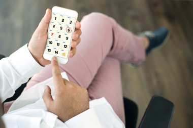 Akıllı telefon kullanan adam