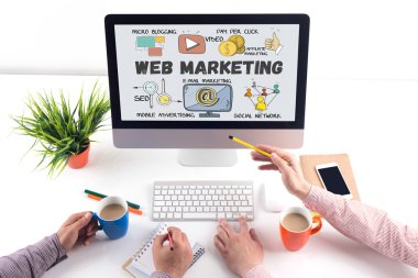 Web Pazarlama metin üstünde perde 