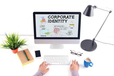 Kurumsal Kimlik metin üstünde perde