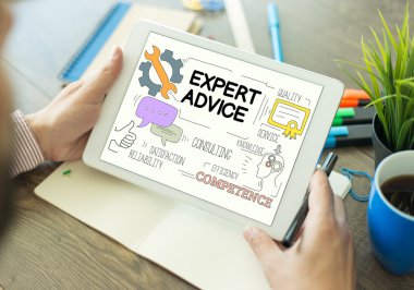 Tablet kullanan adam