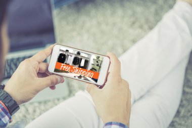 Erkek eller akıllı telefonu tutuyor.