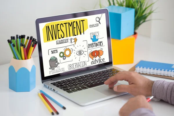 Investitionstext auf dem Bildschirm. — Stockfoto