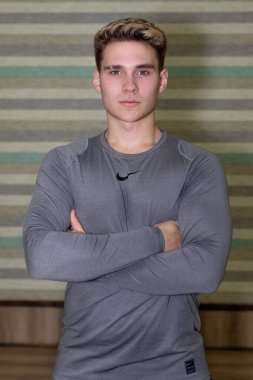 Genç sporcular spor salonunda formda.