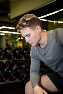 Genç sporcular spor salonunda formda.