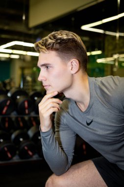 Genç sporcular spor salonunda formda.