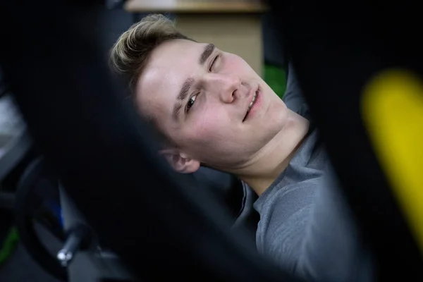 Genç sporcular spor salonunda halterle antrenman yapıyor.