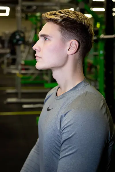 Genç sporcular spor salonunda formda.