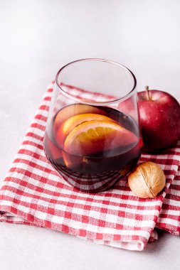 Portakallı ve Baharatlı Lezzetli Sıcak Şarap Noel İçeceği Hafif Gri Arka plan