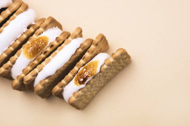 Taze Kızarmış Şekerlemeli Ekmekler ve Sarı Arkaplanda Çikolata Üst Görünüm Boşluğu