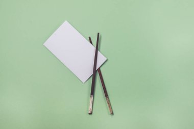 Açık Yeşil Arkaplanda Gıda Çubukları ile Beyaz Kağıt Broşürü Beyaz Kağıt Boşluğu ile Uygula