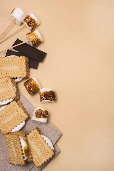 Taze Kızarmış Şekerlemeli Smores ve Sarı Arkaplanda Çikolata Üst Görünüm Uzayı Dikey Kopyala