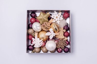 Mavi Arkaplanda Renkli Noel Baloları olan Küçük Kutu Üst Görünüm Yatay Noel Şenliği Arkaplanı