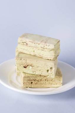 Nane Şekeri ve Çikolata mavisi dikey arkaplanlı Ev Yapımı Lezzetli Marshmallowlu Beyaz Tabak