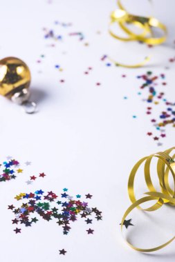 Altın Kurdele Konfeti ve Altın Noel Balosu Çerçeveli Dikey Mavi Arkaplan