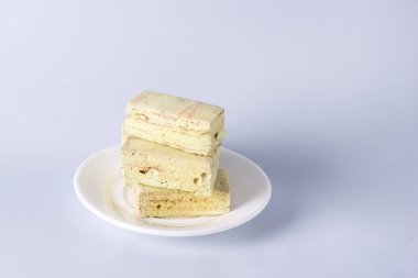 Nane Şekeri ve Çikolata Mavisi Yatay Arkaplanlı Ev Yapımı Şekerlemeli Beyaz Tabak