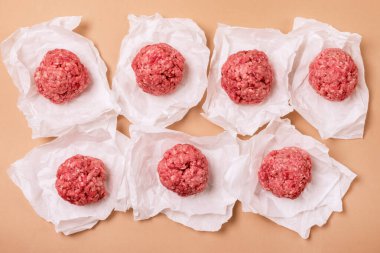 Açık Kahverengi Arkaplanda Ev Yapımı Çiğ Köfteler Yarı Bitmiş Gıda Üst Görünümü