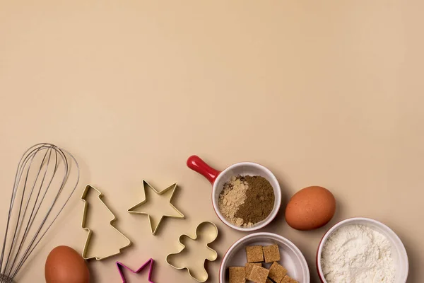 Вирізати Імбирне Печиво Формі Зірок Різдвяної Ялинки Імбирного Чоловіка Інгредієнтів — стокове фото