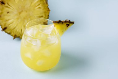 Lezzetli Ananas Kokteyli ya da Buzlu Meyve Suyu Sağlıklı İçecek Mavi Arkaplan Kopyalama Boşluğu