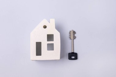 Mavi Arkaplan Yatay Üst Görünümünde Beyaz Saray ve Anahtar