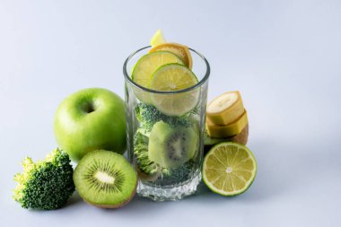 Taze Yeşil Meyve Smoothie ve Kiwi Brokoli Yeşil Elma Babanalar ve Limon Sağlıklı Detoks Mavi Arkaplan Kopyalama Boşluğu