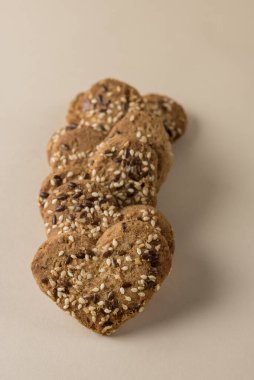 Kurabiyelerin Yüreği Sarı Arkaplanda Kurabiyeler Kalplerin Şeklinde Dikey Yakın Çekimde