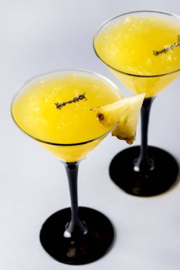 Buzlu Pineapple Daiquiri Kokteyli Buzlu Mavi Arkaplan Sarı Alkollü İçki Dikey