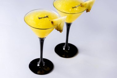 Buzlu Pineapple Daiquiri Kokteyli Buzlu Mavi Arkaplan Sarı Alkollü Yatay İçki
