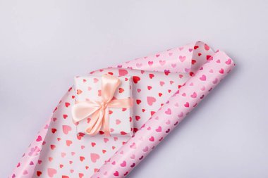 Açık Mavi Arkaplan Tatil Arkaplanı Hediye Kutusu ve Paket Kağıdı Üst Görünümü