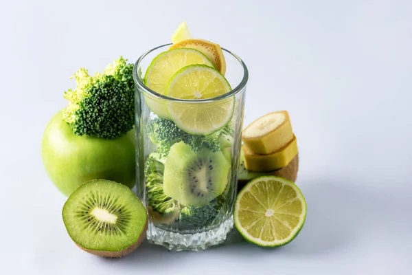 Vidro Com Ingredientes Para Smoothie Saudável Banana Kiwi Broccoli Maçãs — Fotografia de Stock