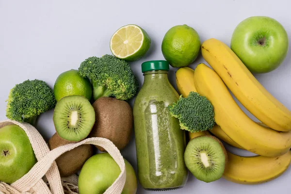 Garrafa Vidro Smoothie Saudável Verde Com Banana Brócolis Maçãs Verdes — Fotografia de Stock