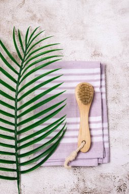 Pembe havluyla bambudan yapılmış yüz fırçası Atık Güzel veya Spa Konsepti Tropikal Yaprak Dikey Üst Görünümü Düz Yaşam Arkaplanı
