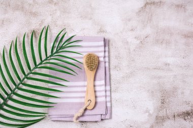 Pembe havluyla bambudan yapılmış yüz fırçası Atık Güzellik veya Spa Konsepti Tropikal Yaprak Yatay Üst Görünümü Sabit Yaşam Arkaplanı