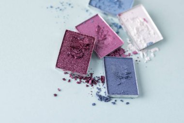 Mavi Arkaplan Üzerinde Göz Gölgelerinin Çeşitliliğiyle Yatay Kopyalama Boşluğu