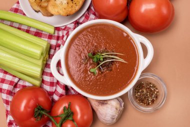 Domates, Çorba ve İçindekilerle Tabak Sağlıklı Vejetaryen Diyet Yemekleri Üst Görünümü