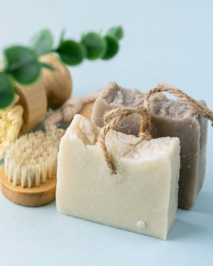 Doğal El Yapımı Kahverengi Pirinç ve Beyaz Vanilyalı Sabun ve Gri Arkaplanda Tahta Yüz Fırçası ile Doğal Spa Seti