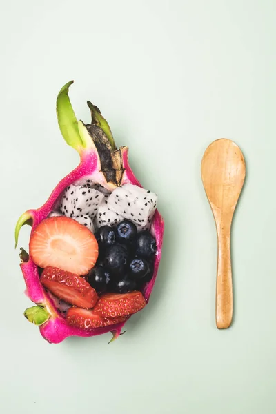 Exotische Fruitsalade Geserveerd Een Halve Draak Fruit Lichtgroene Achtergrond Top — Stockfoto