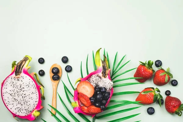 Achtergrond Met Exotische Fruitsalade Geserveerd Een Halve Draak Fruit Rauwe — Stockfoto