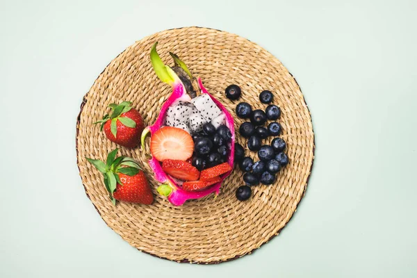 Exotische Fruitsalade Geserveerd Een Halve Draak Fruit Dienblad Bovenaanzicht Horizontaal — Stockfoto