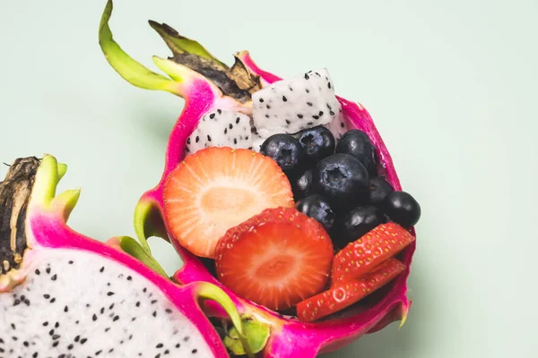 Gezonde Exotische Fruitsalade Geserveerd Een Halve Draak Fruit Lichtgroene Achtergrond — Stockfoto