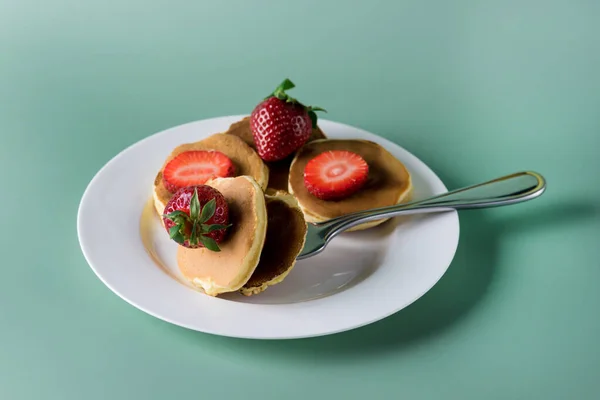 Mini Panqueques Americanos Recién Horneados Tenedor Con Fruta Fresca Sabroso —  Fotos de Stock