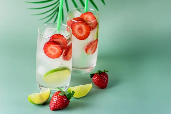 Erfrischendes Sommergetränk Mit Erdbeere Und Limette Gläsern Auf Grünem Hintergrund — Stockfoto