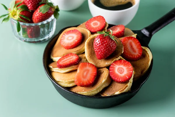 Panqueques Caseros Pequeños Con Fresa Servido Pan Fondo Amarillo Panqueques — Foto de Stock