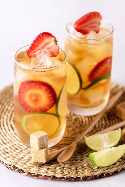 Glas Lekkere Koude Ijsthee Met Aardbei Limoen Gezond Dieet Zomerdrank — Stockfoto